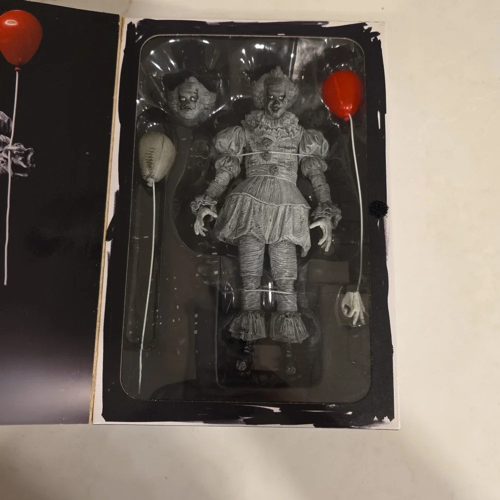 NECA IT PENNYWISE SDCC ETCHED BLACK & WHITE 7